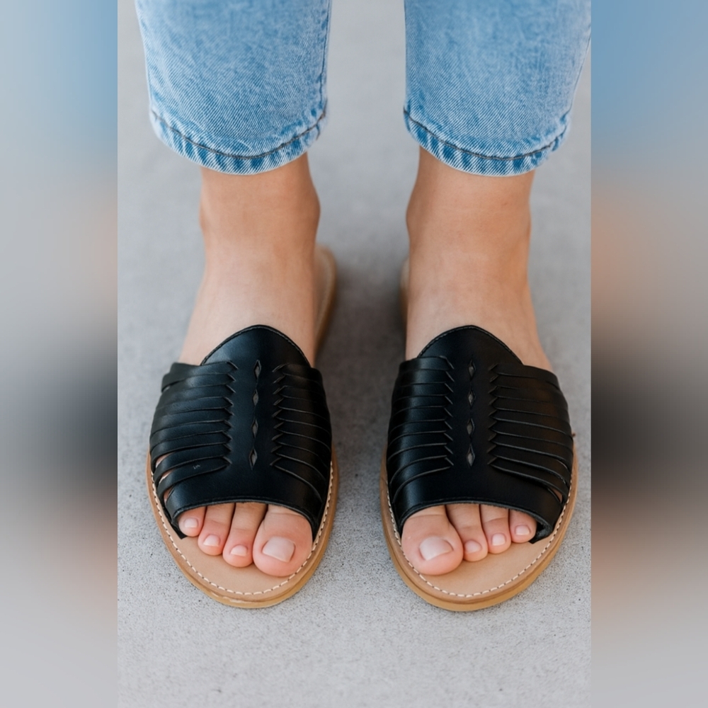 New in Box Sbicca Black Leather Huarache Slide Sandals Size 7 - Picture 1 of 7